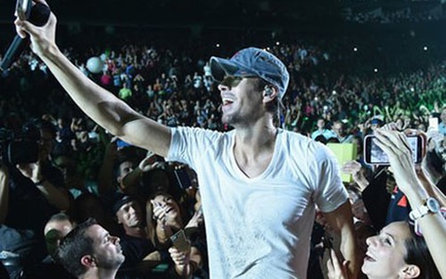 Iglesias thắng lớn ở giải Grammy Latin